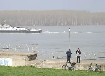 Идва висока вълна по река Дунав