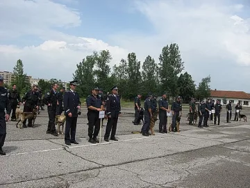 Шампионът Карло надушва наркотици