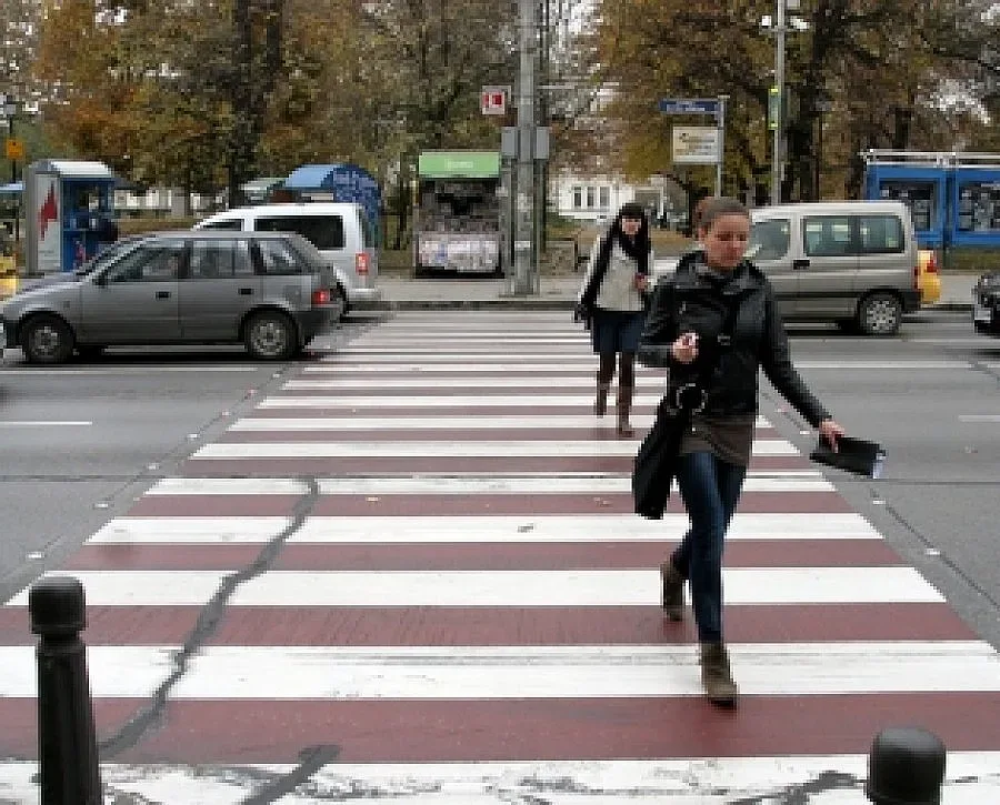 Пиян шофьор блъсна дете на тротоара