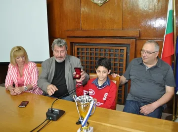 Бургас финансира шахматното чудо Цветан Стоянов