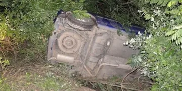 Рено излетя от пътя, трима по чудо невредими