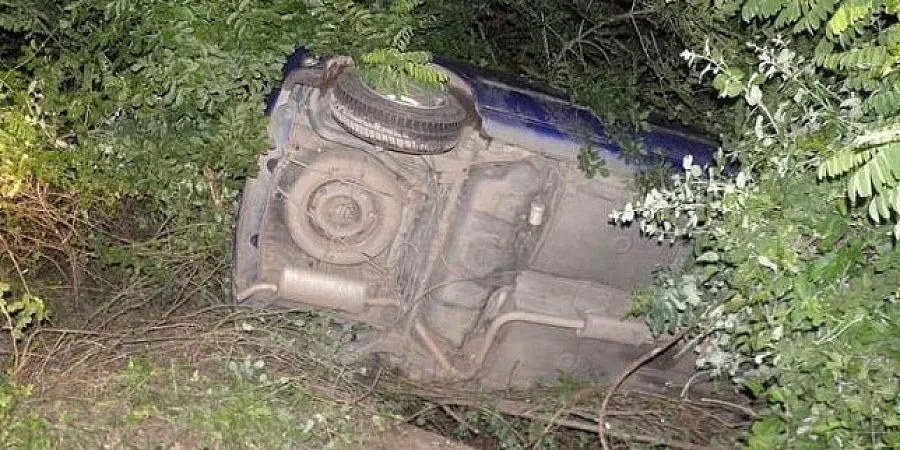 Рено излетя от пътя, трима по чудо невредими