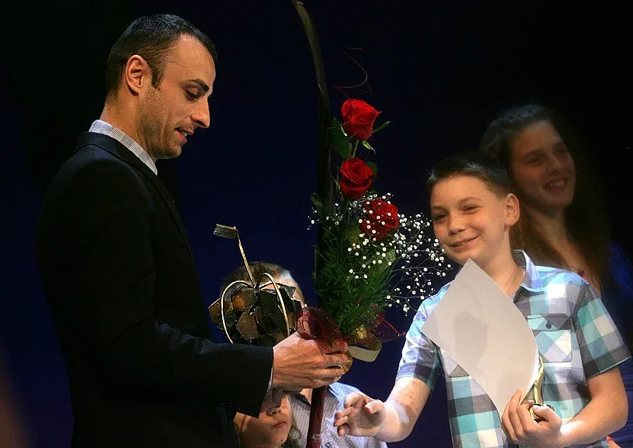 Деца молят Бербо да прави школа