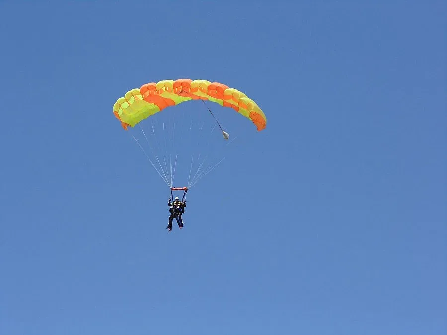 Баба полетя с парашут