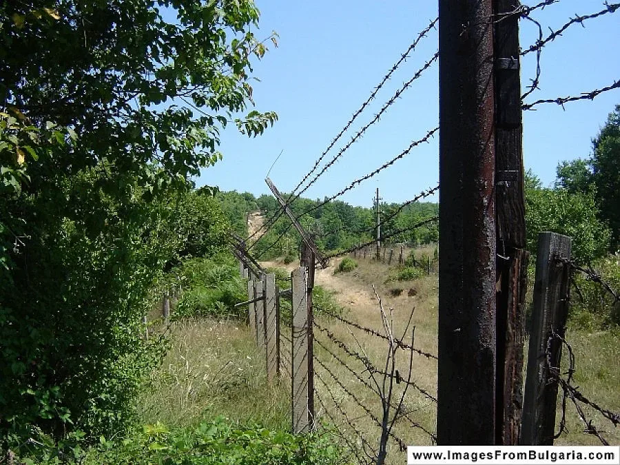 Мъж от врачанско село се пази от крадци с бодлива тел 