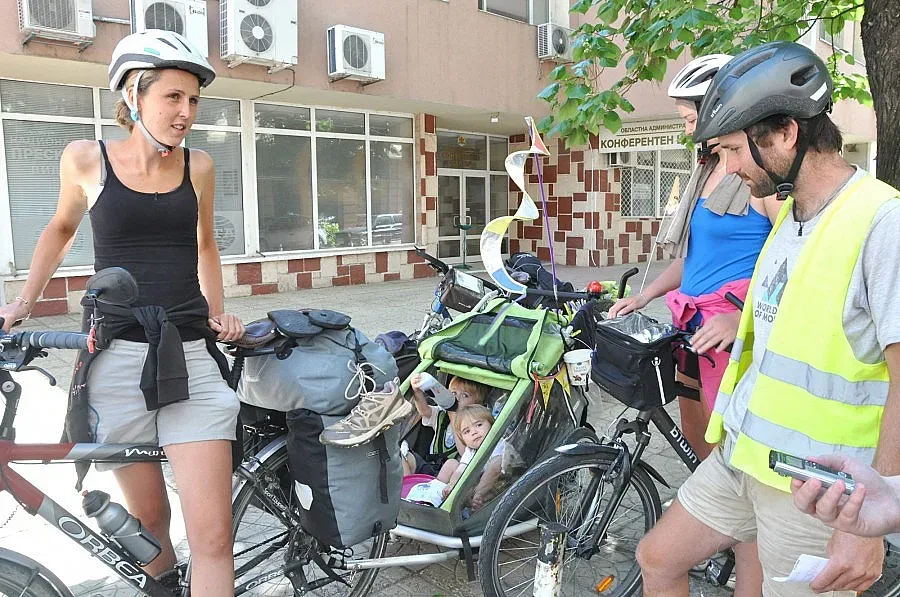 Семейство с деца стигна от Франция до Видин на велосипеди
