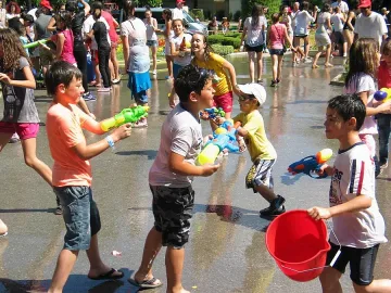 Щуро шоу измокри до кости хлапета