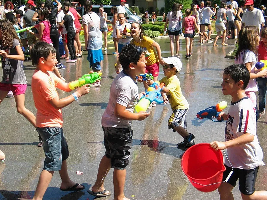 Щуро шоу измокри до кости хлапета