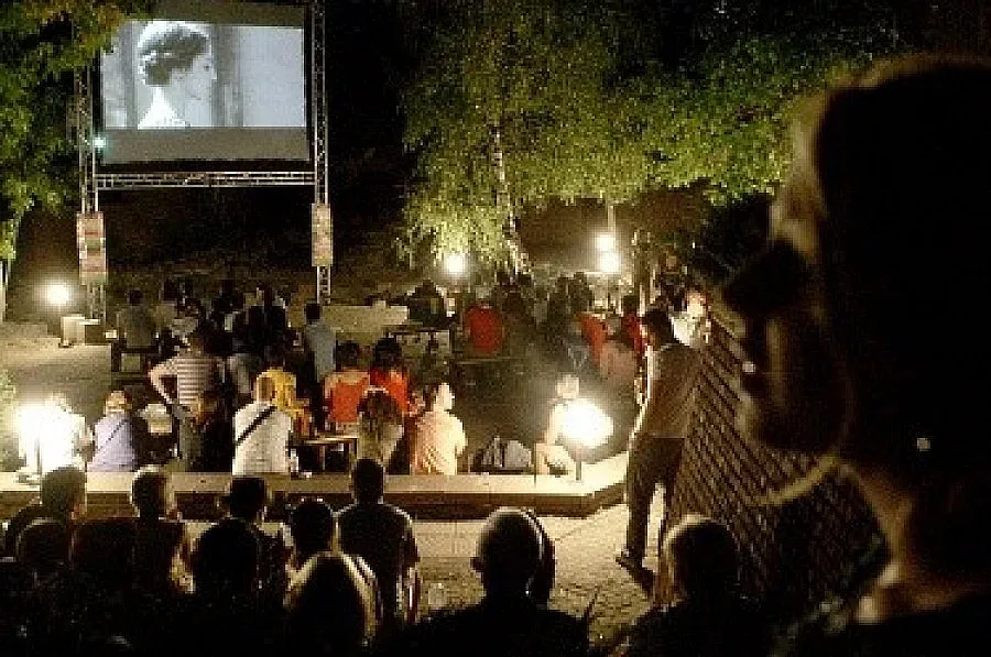 Безплатно кино обикаля страната