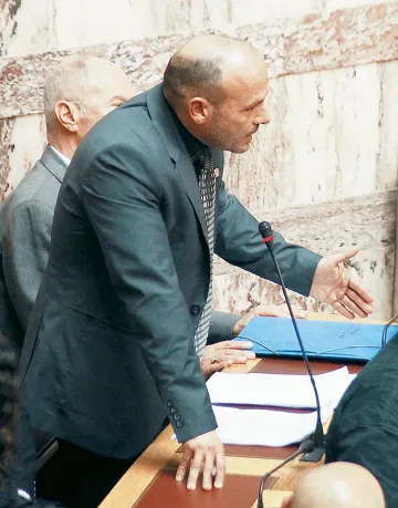 Пистолет на депутат гръмна на летище