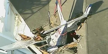 Пътнически самолет се разби в сграда във Вашингтон