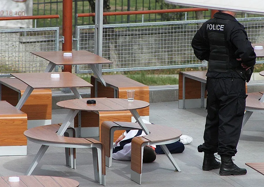 Закопчаха 6-ма мъже, набирали проститутки 