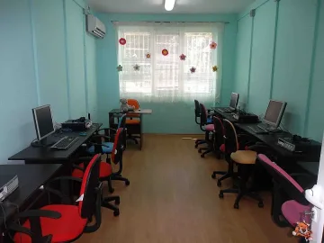 Деца от Дома в Брезово с компютърна зала за 1 юни