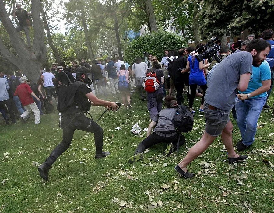 Полиция влезе в сблъсък с протест в Истанбул