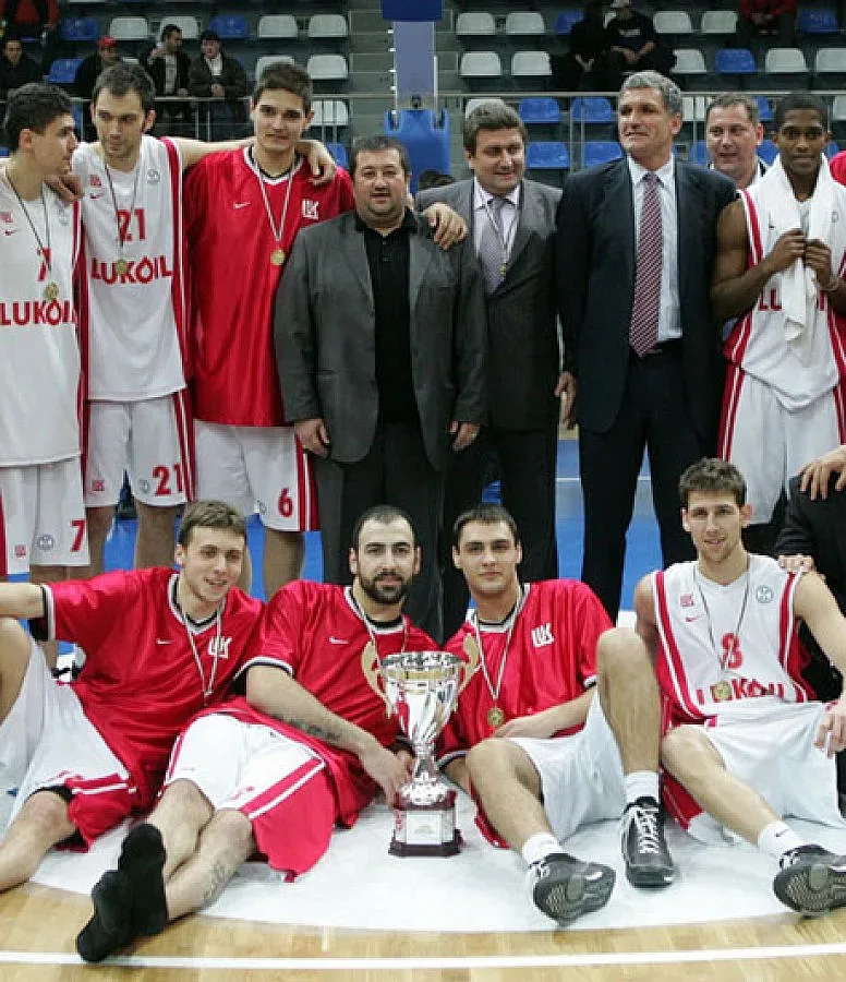 "Лукойл" нахлува при богатите