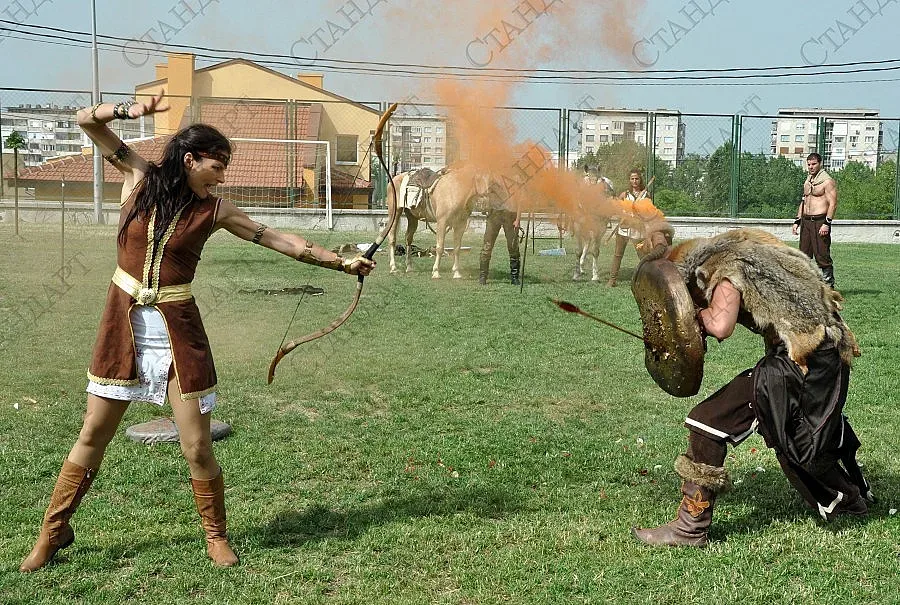 Багатури показаха на школници как се стреля с лък от кон