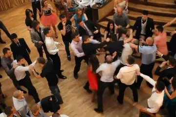 Абитуриенти се млатят като животни (ВИДЕО)