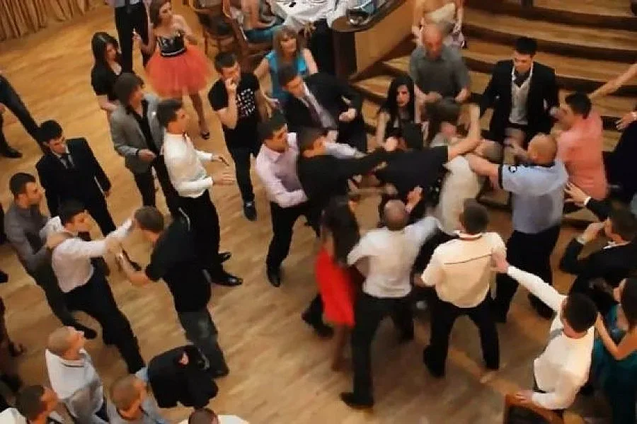 Абитуриенти се млатят като животни (ВИДЕО)