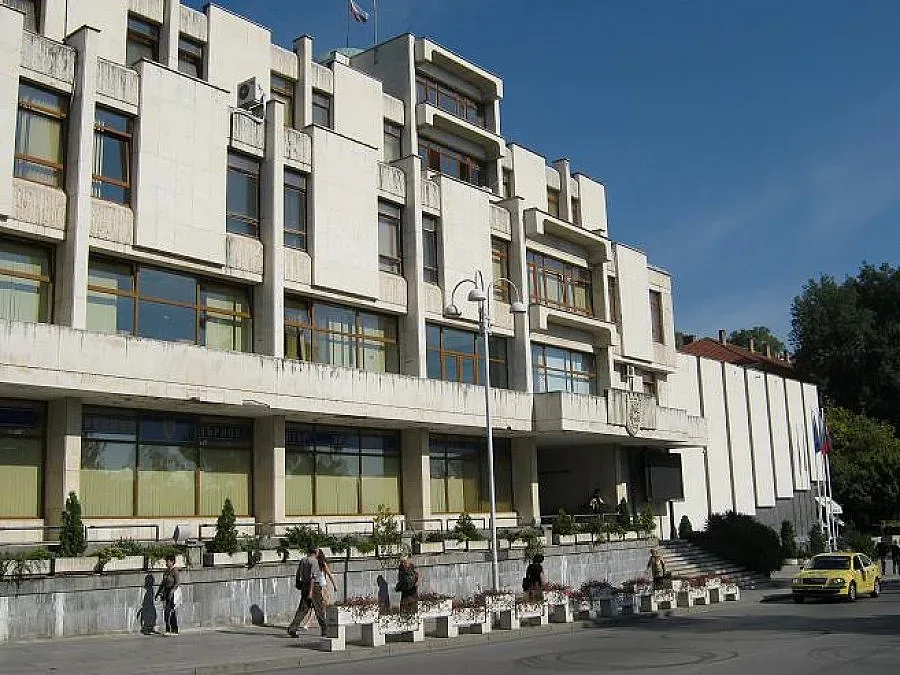 Танцьори се издигат със салса във въздуха