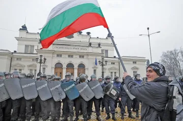 Улицата с комисия в парламента