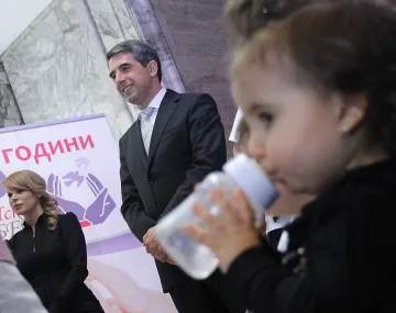 Задържаха бебе с кабелна банда