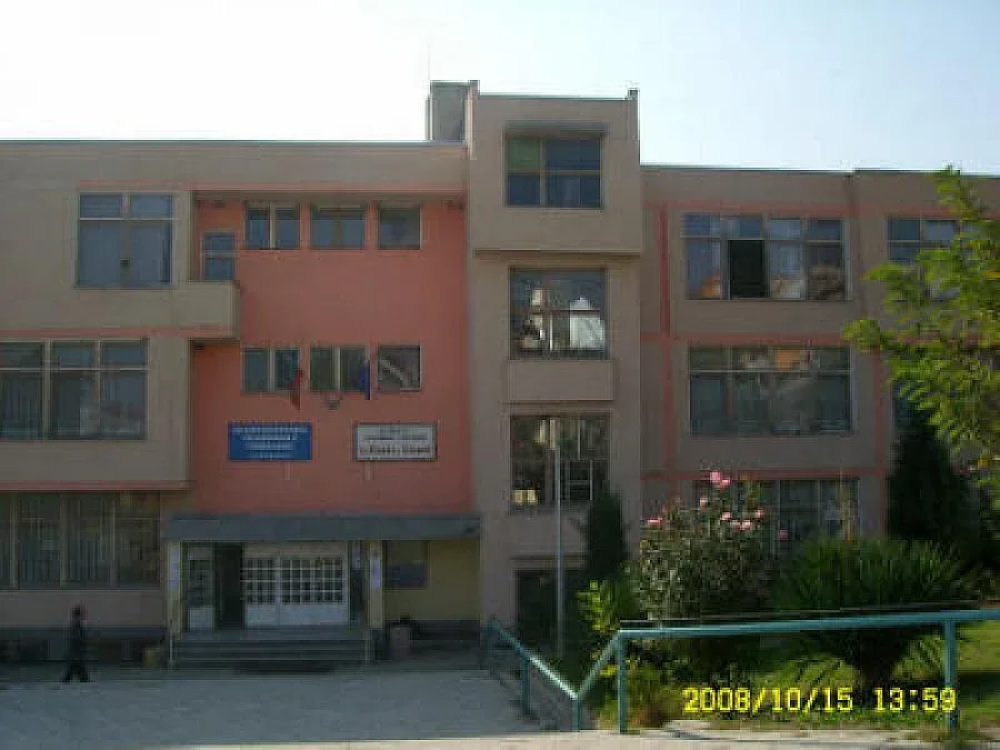 Директорка в болничен след екшън в гимназия