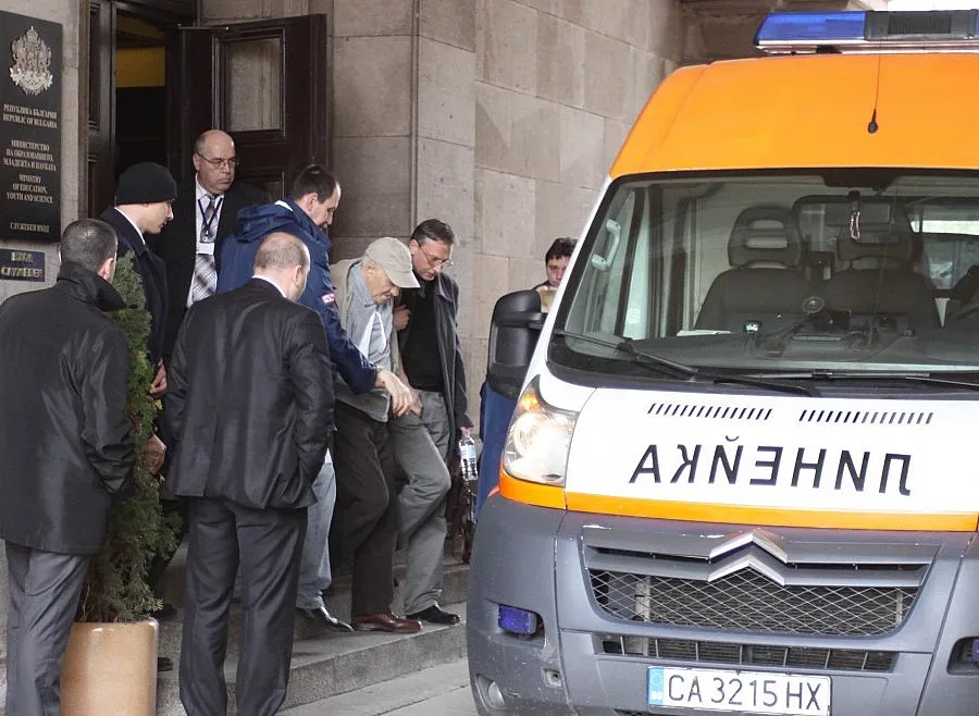 Продължават символичните протести на спешните медици