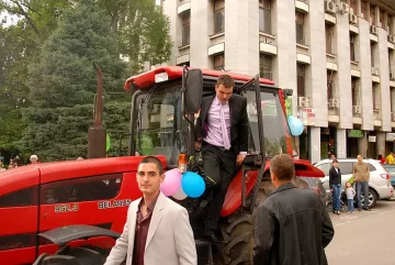 Зрелостник отиде с трактор на бала
