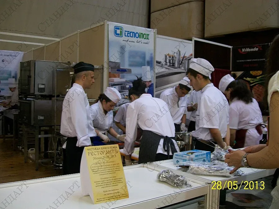 Туристи пият вино от пантофката на Пепеляшка