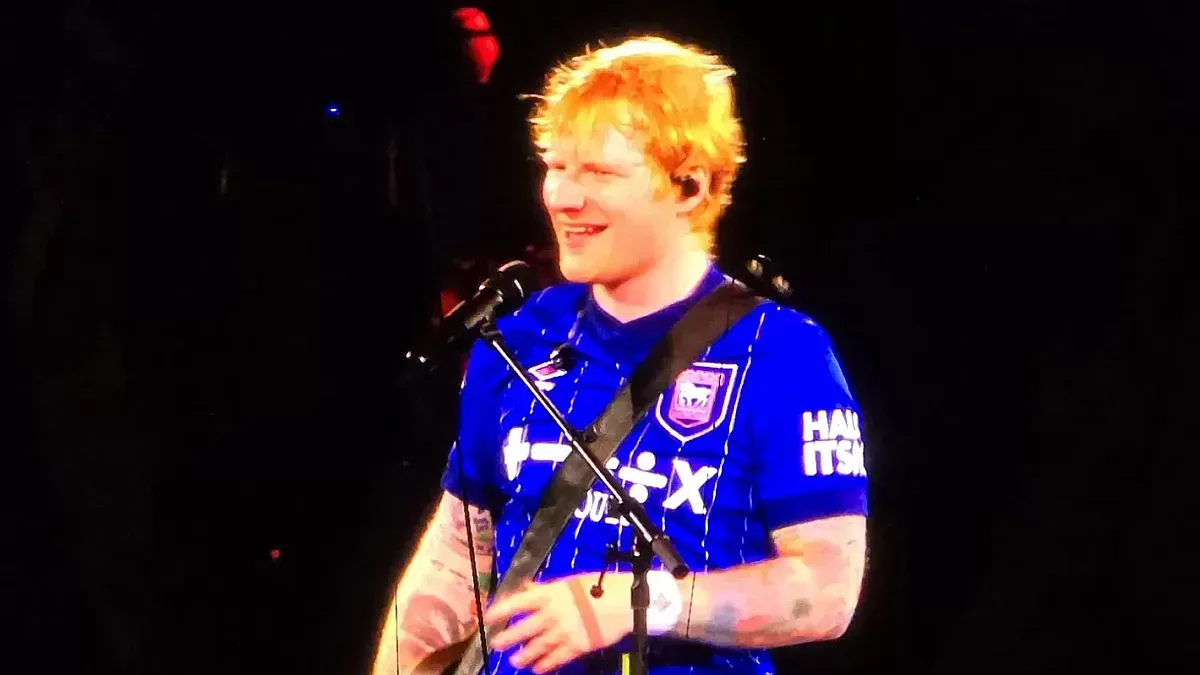 Ед Шийрън с грандиозен завършек! Изненадваща тениска на финал
