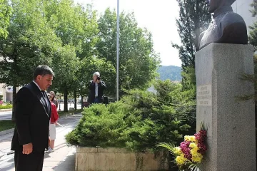 Отрупаха с цветя паметника на Македончето