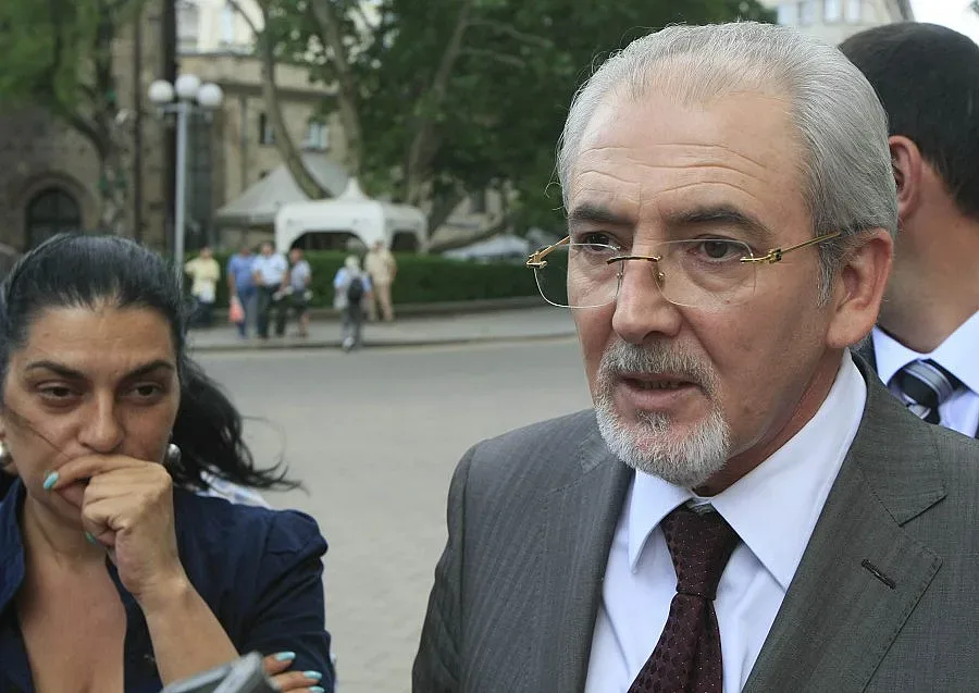 Местан потвърди информацията за оттеглянето на Тихолов