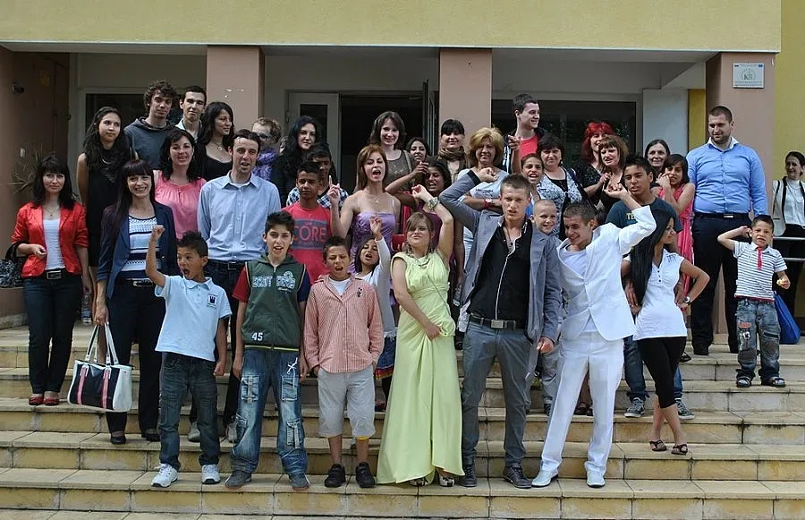 Депутат с дарение за абитуриентите от социален дом