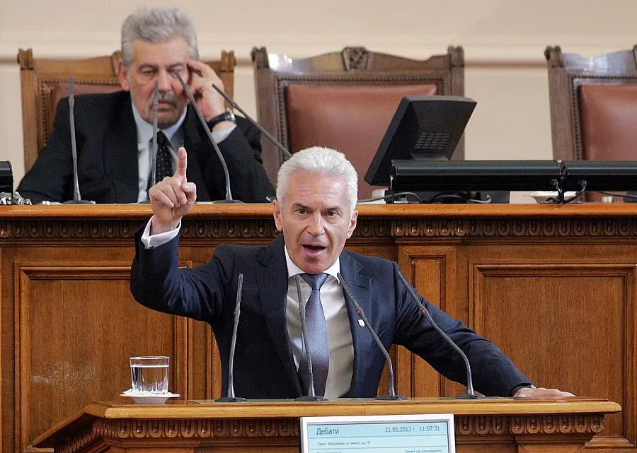 Атака не уважи Орешарски