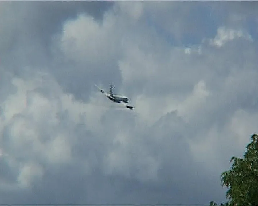 Пътнически самолет летя на метри от земята в Старозагорско