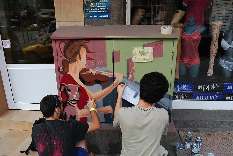 Графити дуо пресъздадава образа на свети Методий в Шумен