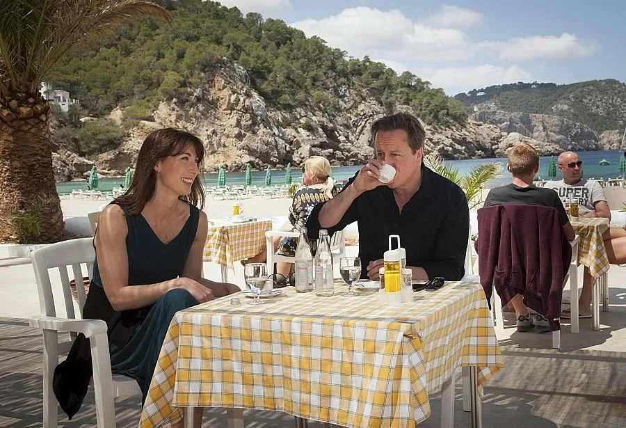 На Острова хулят Камерън, който си почива в Ибиса