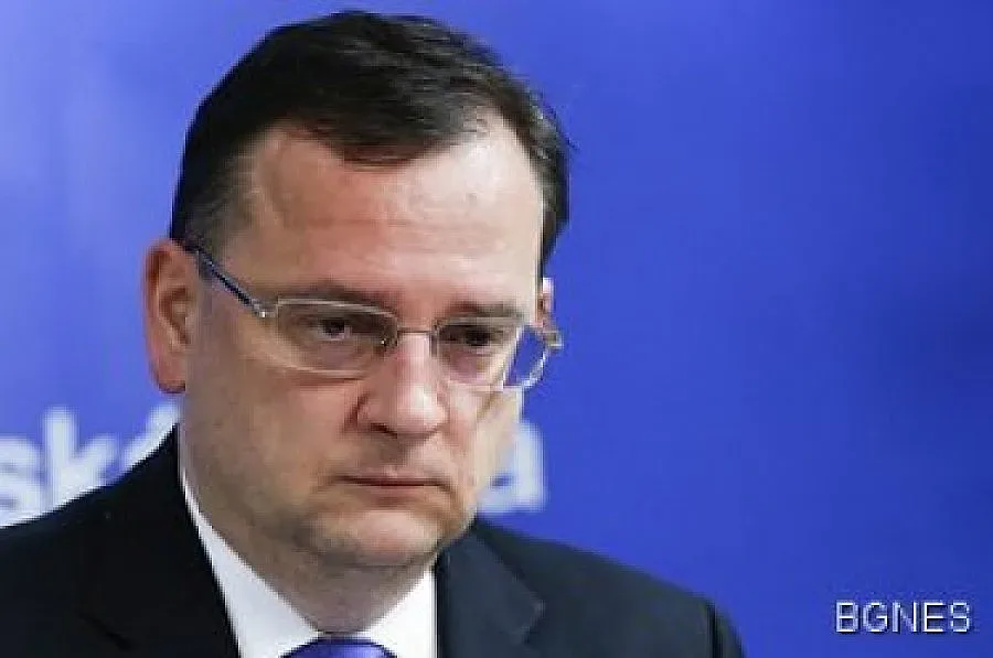 Премиерски самолет кацна със счупено стъкло