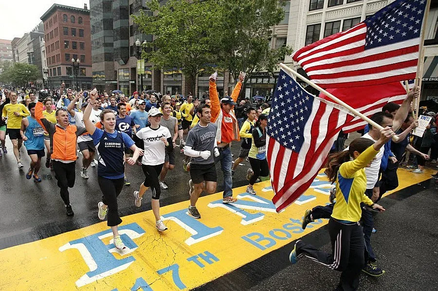 Хиляди на маратона в Бостън