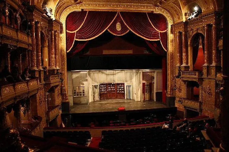 Виена ходи на театър в Будапеща