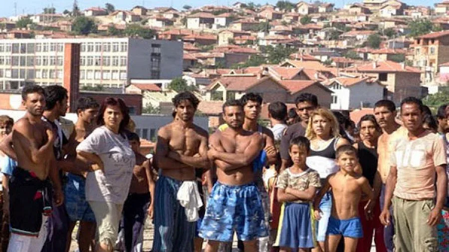 Стотици роми окупират кметството в Гърмен заради съборен молитвен дом