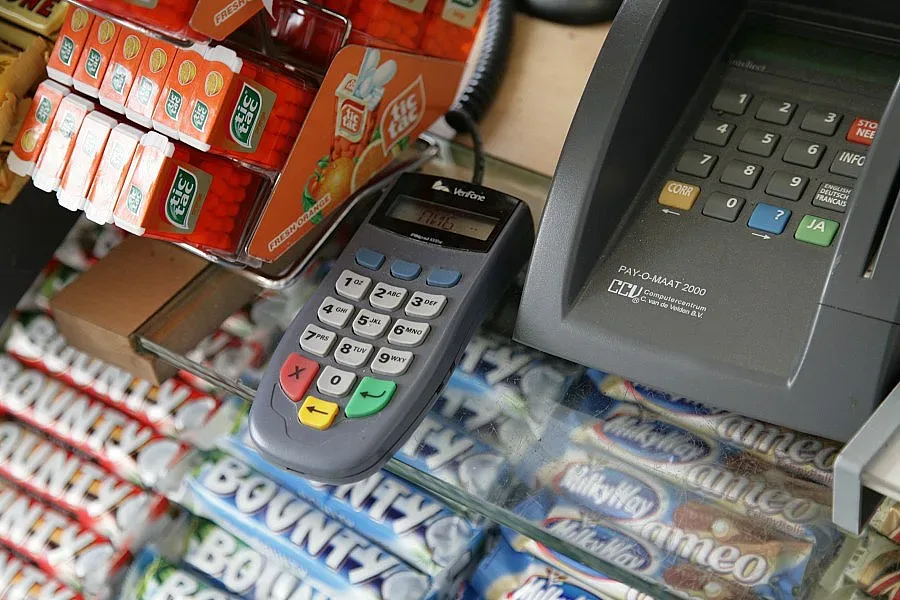 Свалят таксите за покупки с карти