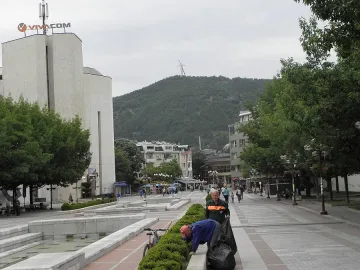 50-килограмова плоча падна от общината в Благоевград