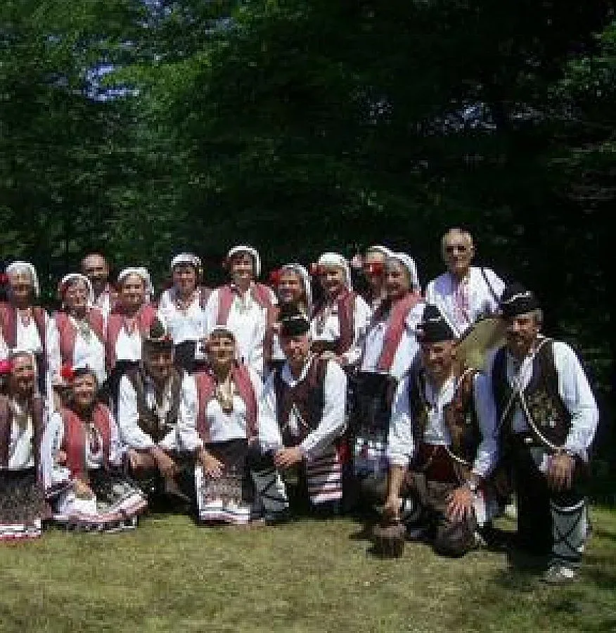 Танцьори от Разград играха ръченица на сцената в парка „Фелини"