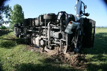 ТИР с домати се обърна на магистрала „Тракия"