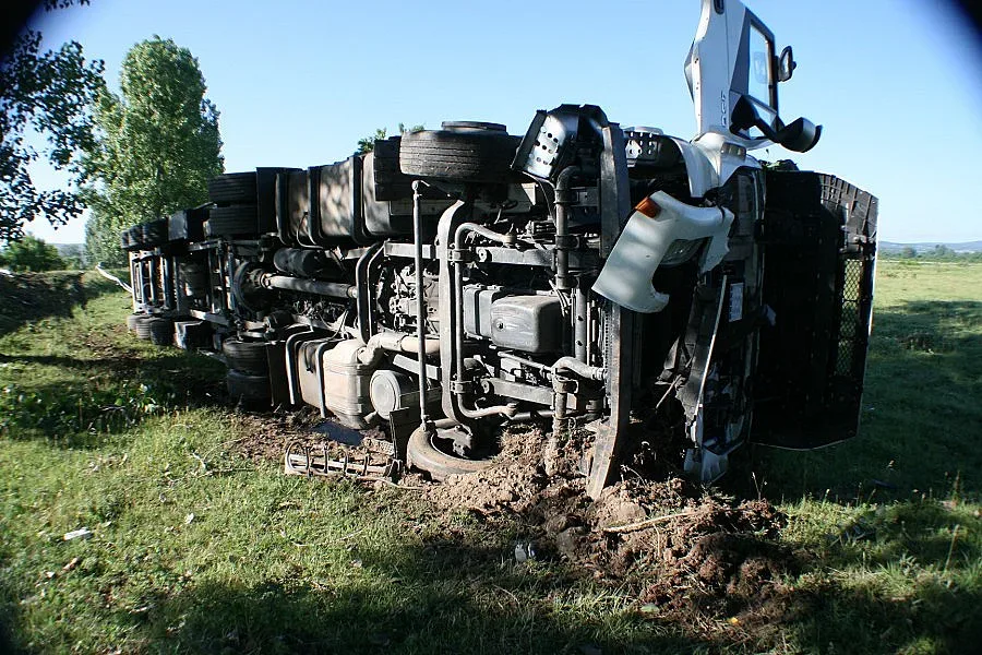 ТИР с домати се обърна на магистрала „Тракия"