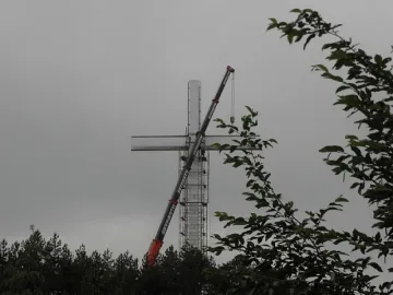 33-метровият кръст над Благоевград грейва в светлини