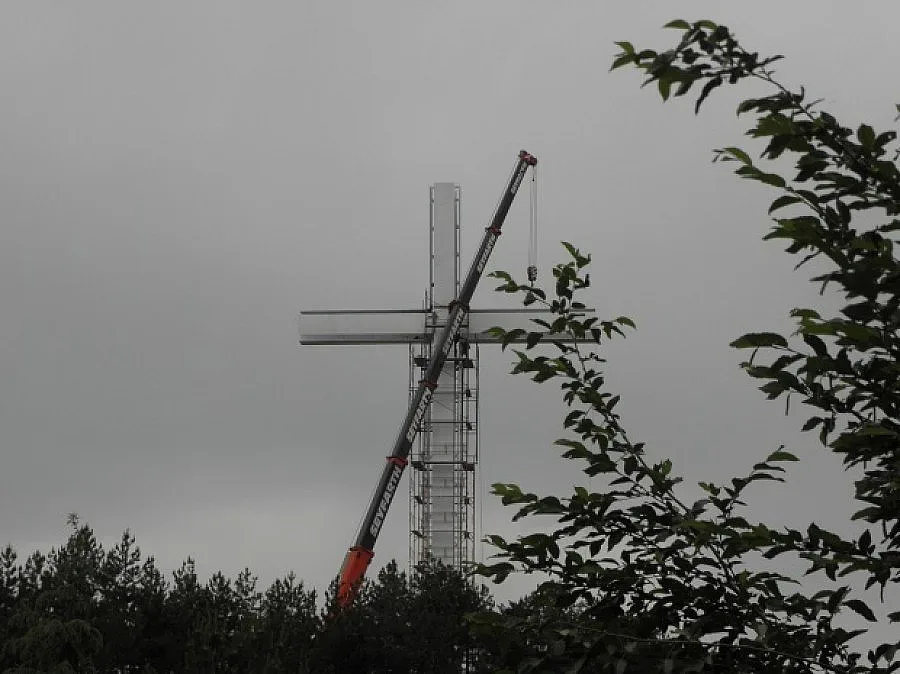 33-метровият кръст над Благоевград грейва в светлини