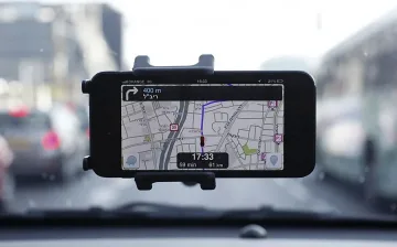 Google наддава за Waze Inc