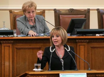 Манолова: В кабинета не трябва да има политкомисари